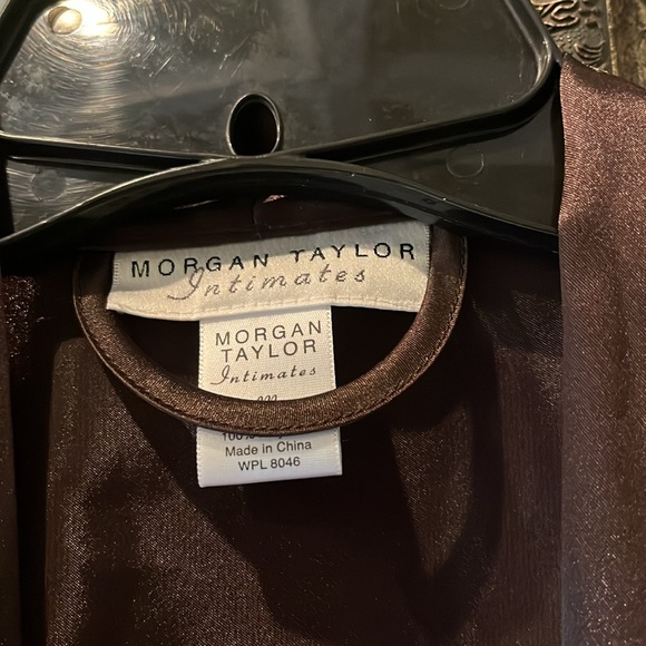 Robe, Gorgeous used polyester robe size medium brown/blue - Picture 5 of 8